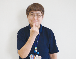 人差し指で自分を指している写真