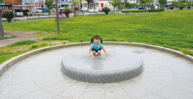 カナールで遊ぶこどもの写真