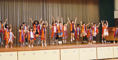 大鷲小学校の児童がダンスを披露する写真