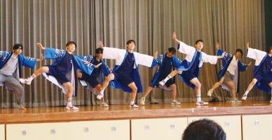 白根北中学校の生徒が白北よさこいを披露する写真