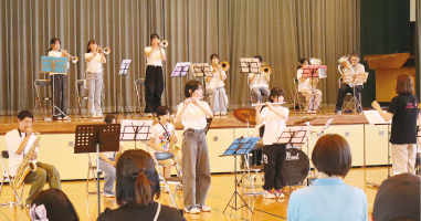吹奏楽部が演奏をする写真