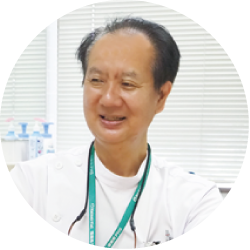 白衣を着て笑顔の佐野院長の胸から上の写真