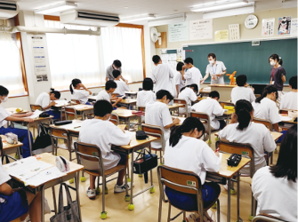 教室で講座を受けている写真