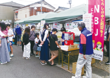 マルシェを楽しんでいる人々の写真