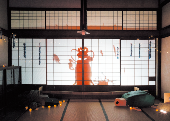和室に作られたカメの作品などが置いてある写真
