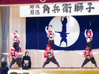 角兵衛獅子の舞を踊る6人の写真