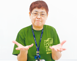 鈴木さんが手のひらを上に広げた写真