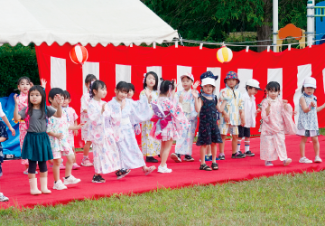 大勢のこどもが立っている写真