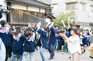 合戦に勝利した凧組がバンザイをして勝利をよろこんでいる写真