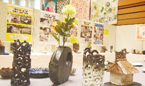 陶芸作品に花が活けられている写真