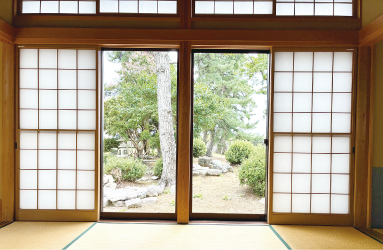 和室から庭が見えている写真