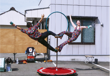 二人でアクロバットをしている写真