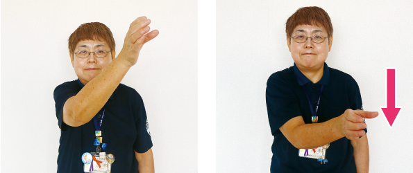鈴木さんが顔の横で上げた手を下ろしている写真