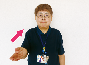 胸の前で手のひらを上に向けている写真