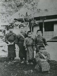 金津村時代の笹岡了一（左から２番目）の写真