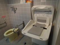 車椅子対応トイレおむつ交換台