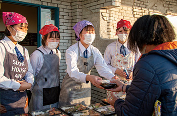 西高生が子ども食堂でボランティア