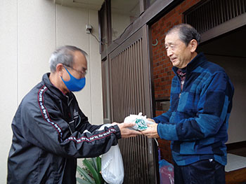 高齢者への祝い品配布、見守り訪問