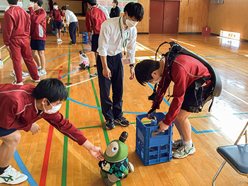 小新中学校ウエルカム参観日 福祉ロボット体験
