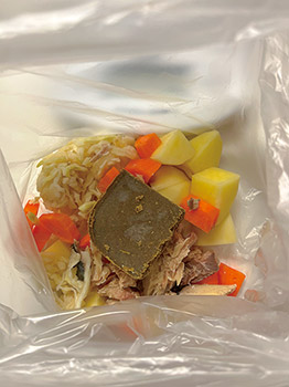 カレーの具財を袋に入れたもの