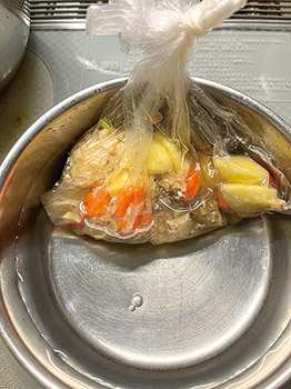 カレーを湯煎中