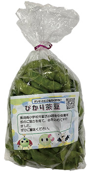 小学生が新潟駅南口で枝豆を配布