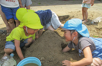 園児募集用の園児の遊んでいる写真