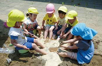 園児募集用の園児の遊んでいる写真