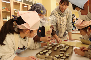 黒埼南小学校でのスイーツづくりの様子1