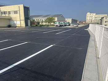 改修を終えた坂井輪中学校西側擁壁および駐車場