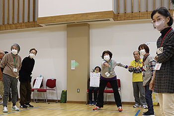 男女共同参画地域推進員企画事業：カーリンコン競技中
