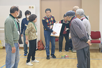 男女共同参画地域推進員企画事業：カーリンコン競技中