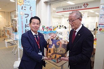 フードドライブ活動寄付の様子