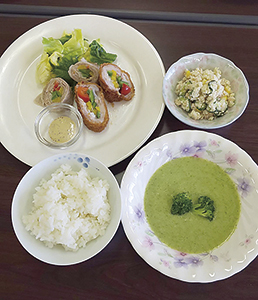 「夏野菜を使ったちょいしおレシピ」メニューの写真(左上野菜の肉巻きフライ、右上おからサラダ、左下ご飯、ブロッコリーのポタージュ）