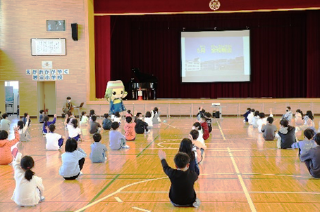 岩室小学校の全校朝会_3