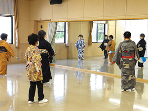 コミュニティセンターでの踊り教室の写真