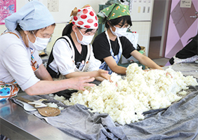 味噌づくりでの麹作業の写真