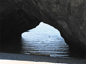 雷岩の海蝕洞の写真