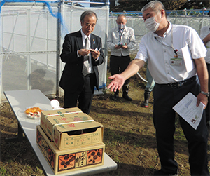 知事がいちじくを食べている様子