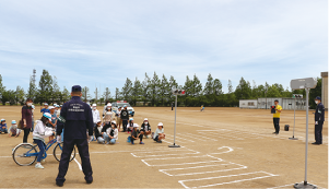 児童が自転車に乗っている写真