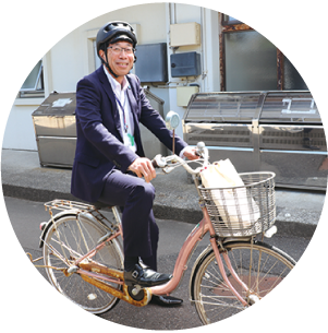 堀区長がヘルメットを着用している写真