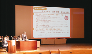 市長が説明している写真