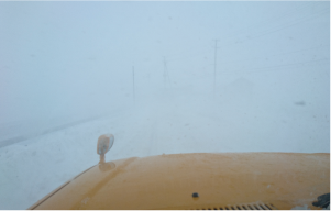 地吹雪発生時の車内から撮影した写真