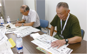 防災士が避難所運営の立ち上げ会議に参加している写真