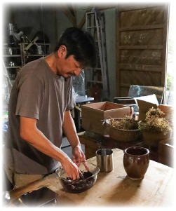 植物染めをしている写真