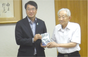 市長と大澤昭一さんの写真