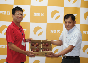 区長とJAかがやき いちじく部会会長 鈴木さんの写真