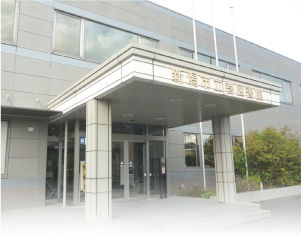 巻図書館の外観