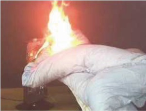 電気ストーブからふとんに引火した写真