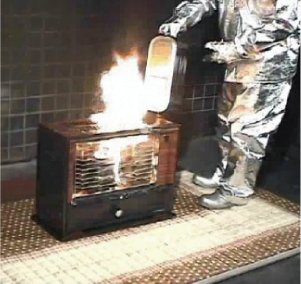 タンクから漏れた灯油に引火した写真